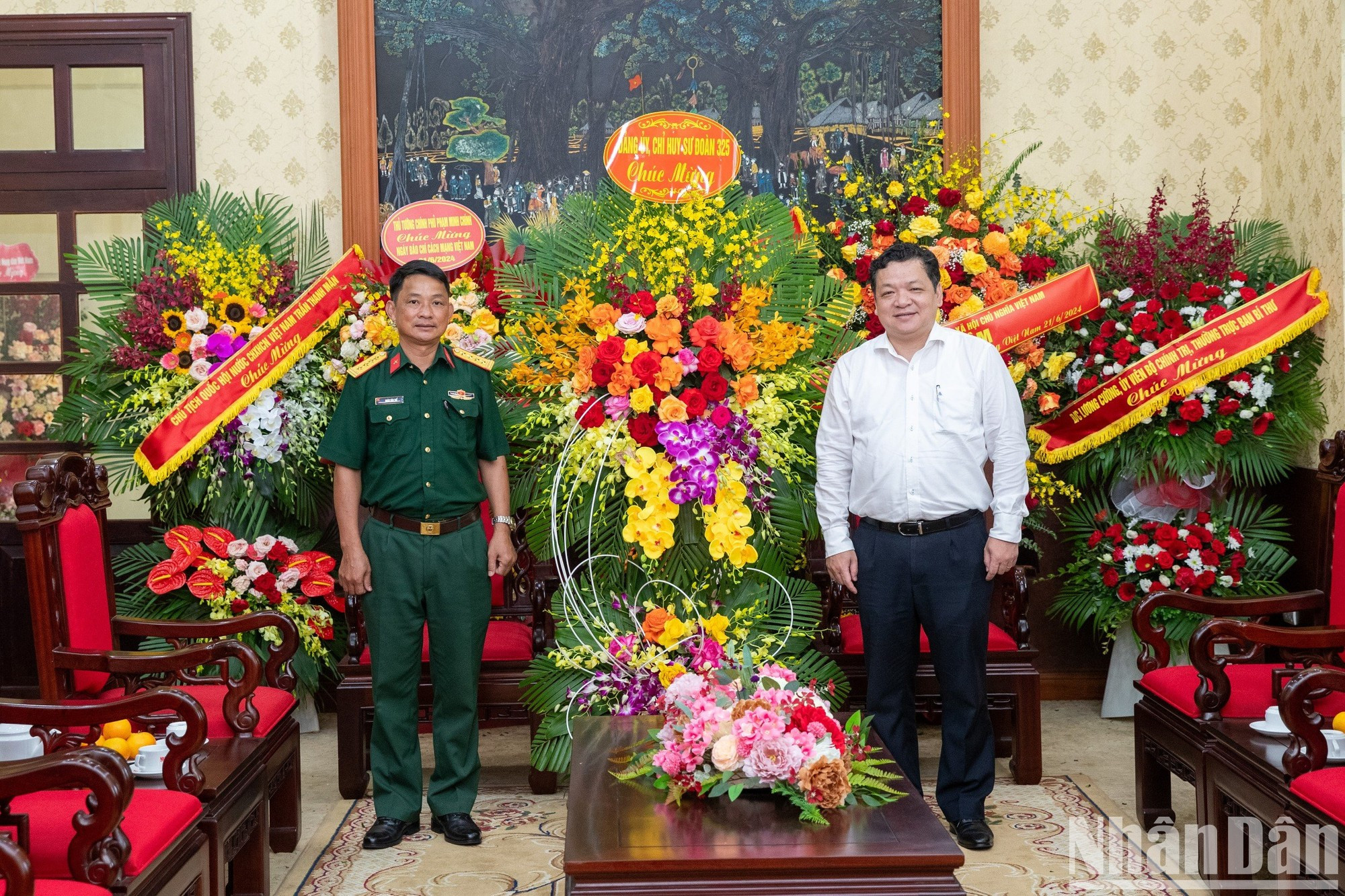 ...y la División 325, adscrita al Cuerpo 12 del Ejército Popular de Vietnam. ...y la División 325, adscrita al Cuerpo 12 del Ejército Popular de Vietnam.
