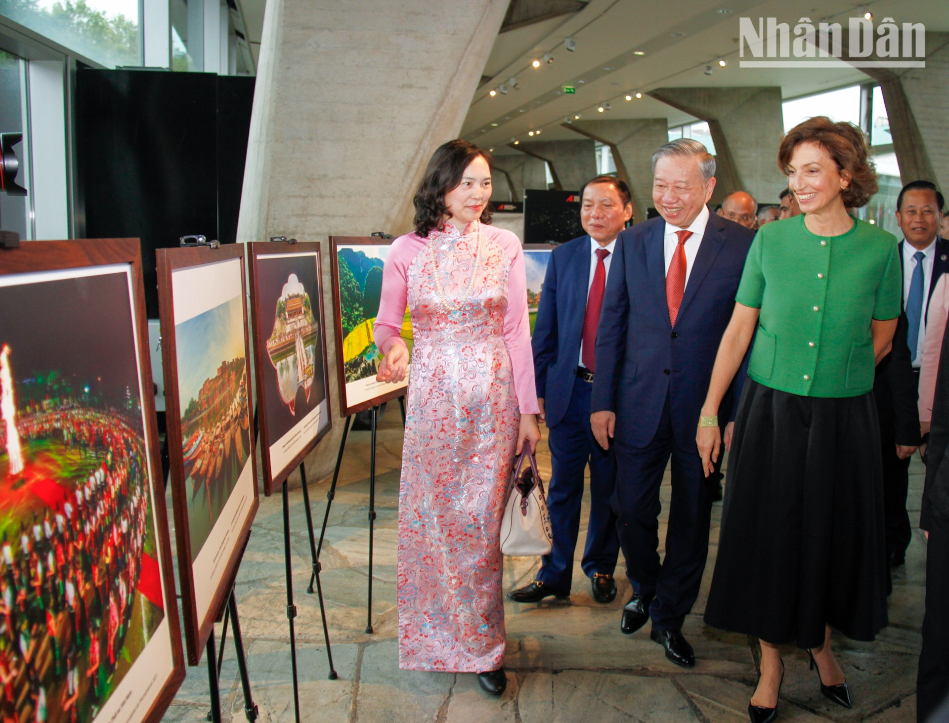 La embajadora Nguyen Thi Van Anh, jefa de la Delegación Permanente de Vietnam ante la Unesco, presenta a los dos dirigentes una exposición in situ sobre los patrimonios vietnamitas a los cuales la entidad les han conferido títulos. La embajadora Nguyen Thi Van Anh, jefa de la Delegación Permanente de Vietnam ante la Unesco, presenta a los dos dirigentes una exposición in situ sobre los patrimonios vietnamitas a los cuales la entidad les han conferido títulos.