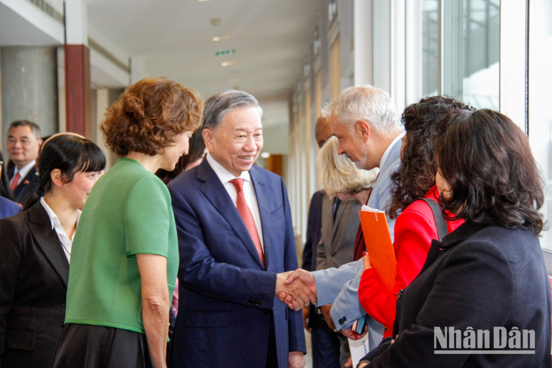 El líder vietnamita y delegados de la Unesco. El líder vietnamita y delegados de la Unesco.