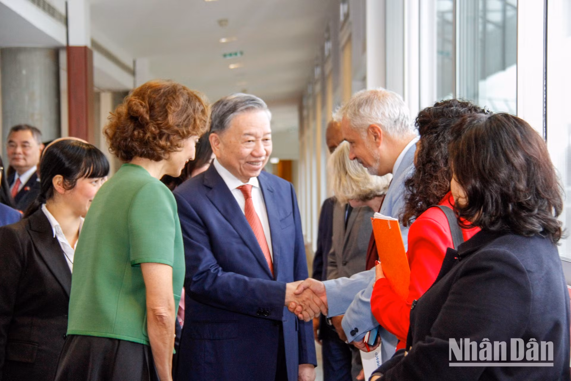 El líder vietnamita y delegados de la Unesco. El líder vietnamita y delegados de la Unesco.