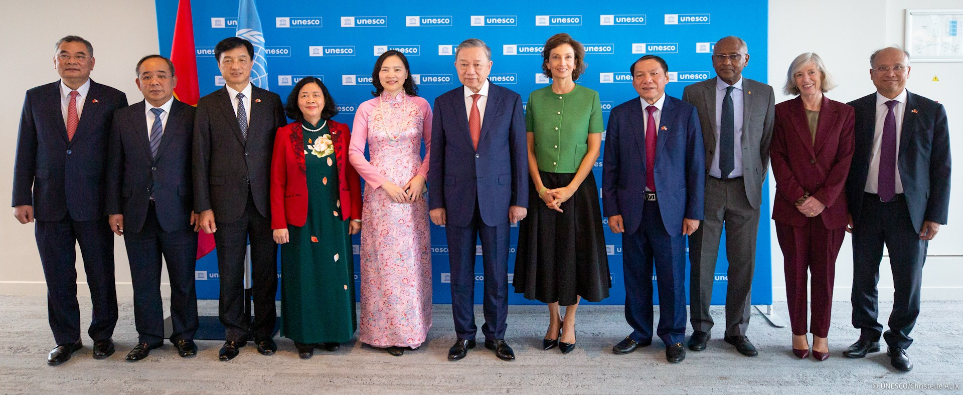 Los delegados de ambas partes posan para fotos. Los delegados de ambas partes posan para fotos.