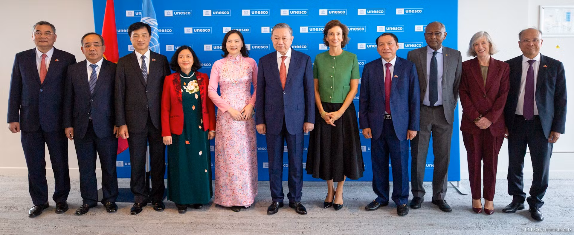 Los delegados de ambas partes posan para fotos. Los delegados de ambas partes posan para fotos.