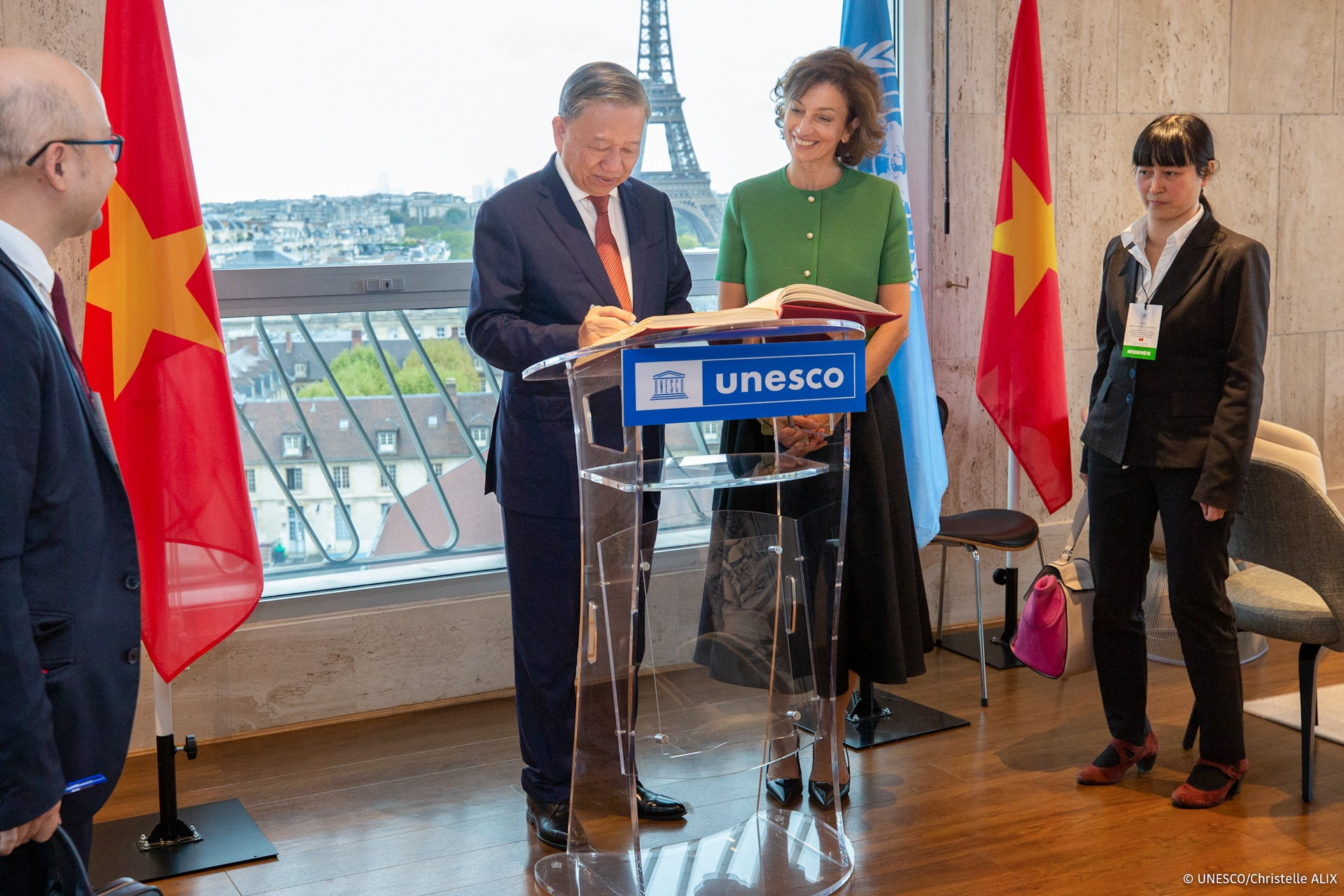 To Lam escribe en el libro de visitas de la organización. To Lam escribe en el libro de visitas de la organización.