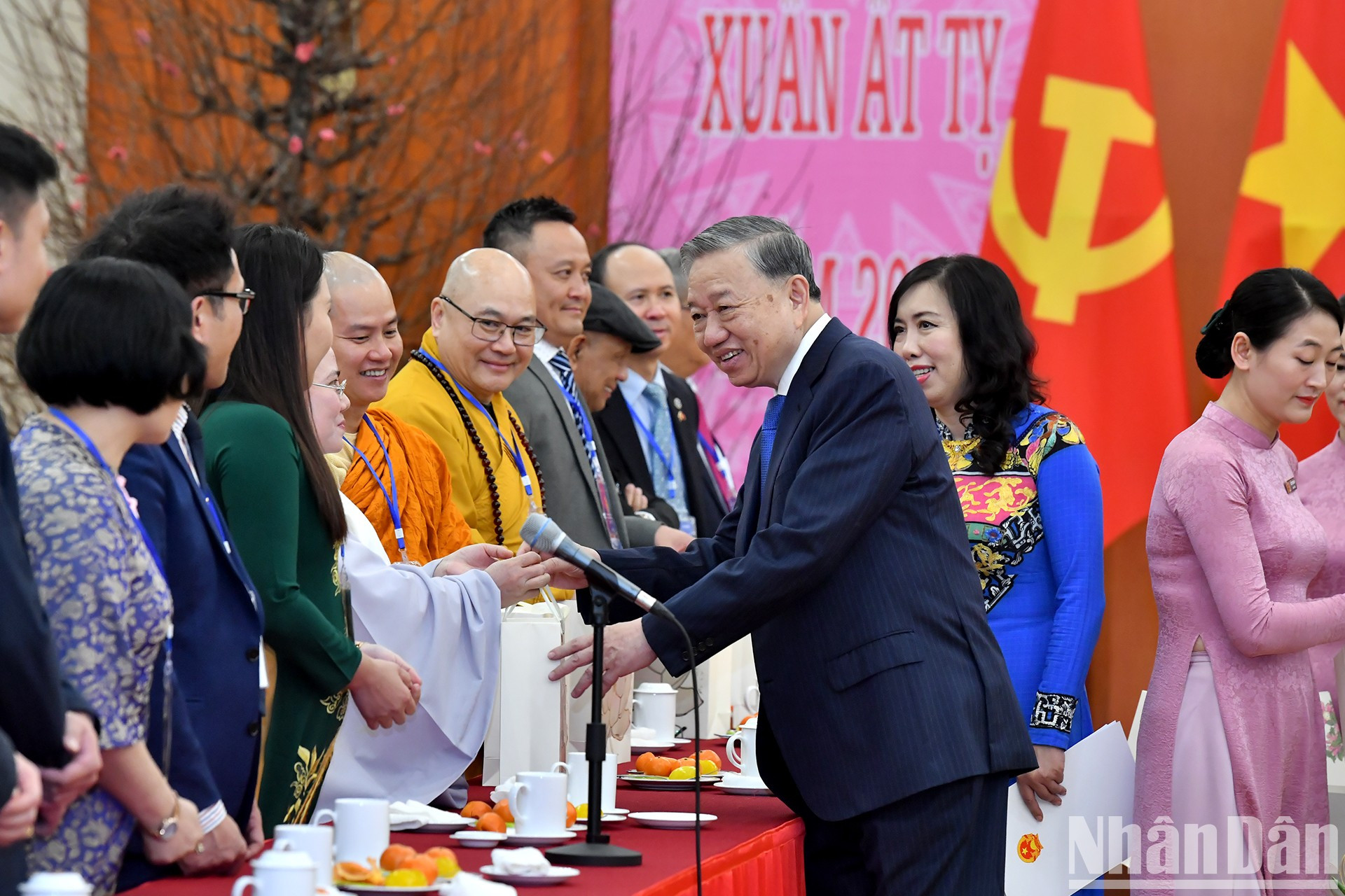 El dirigente entrega regalos a los delegados.