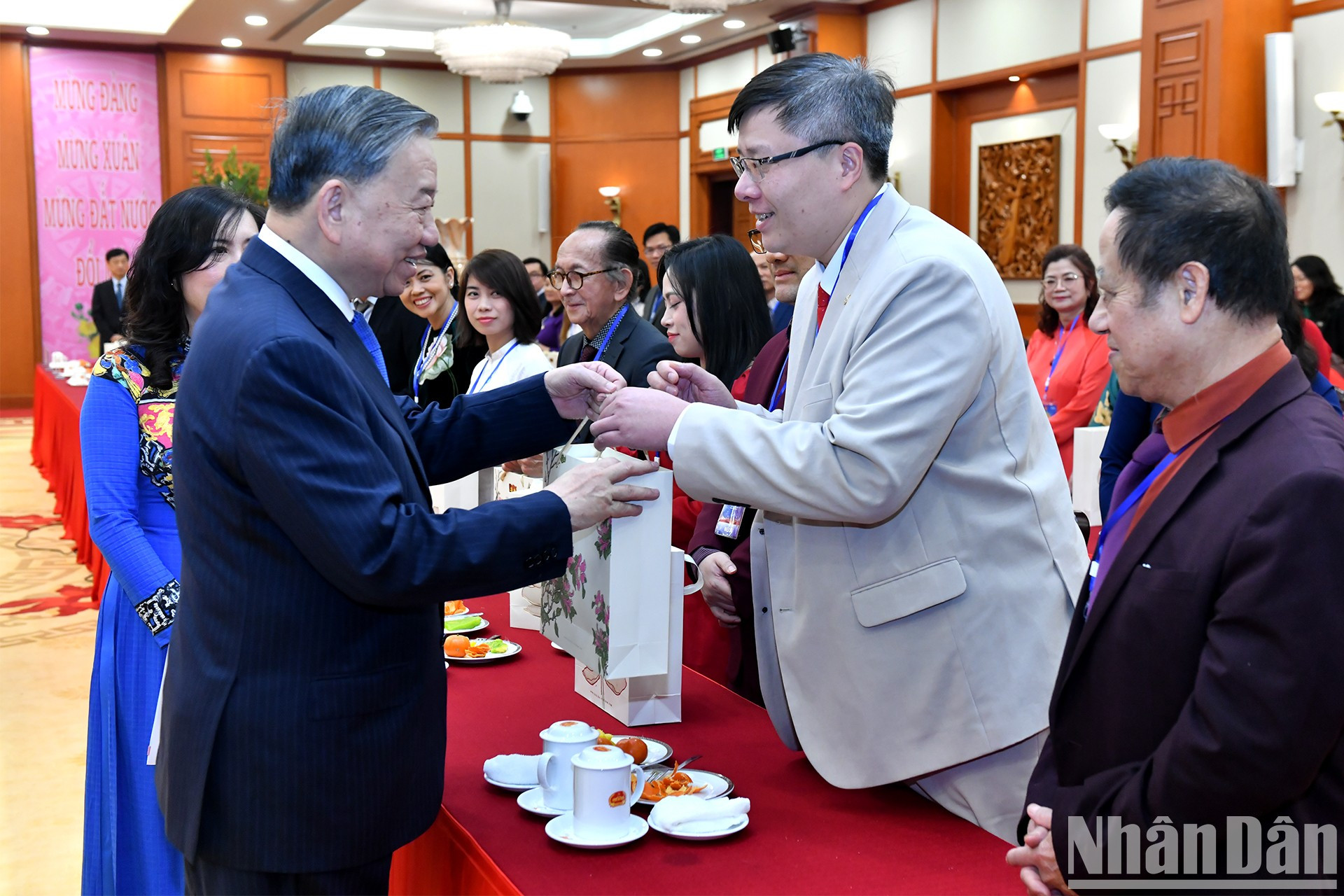 El dirigente entrega regalos a los delegados.