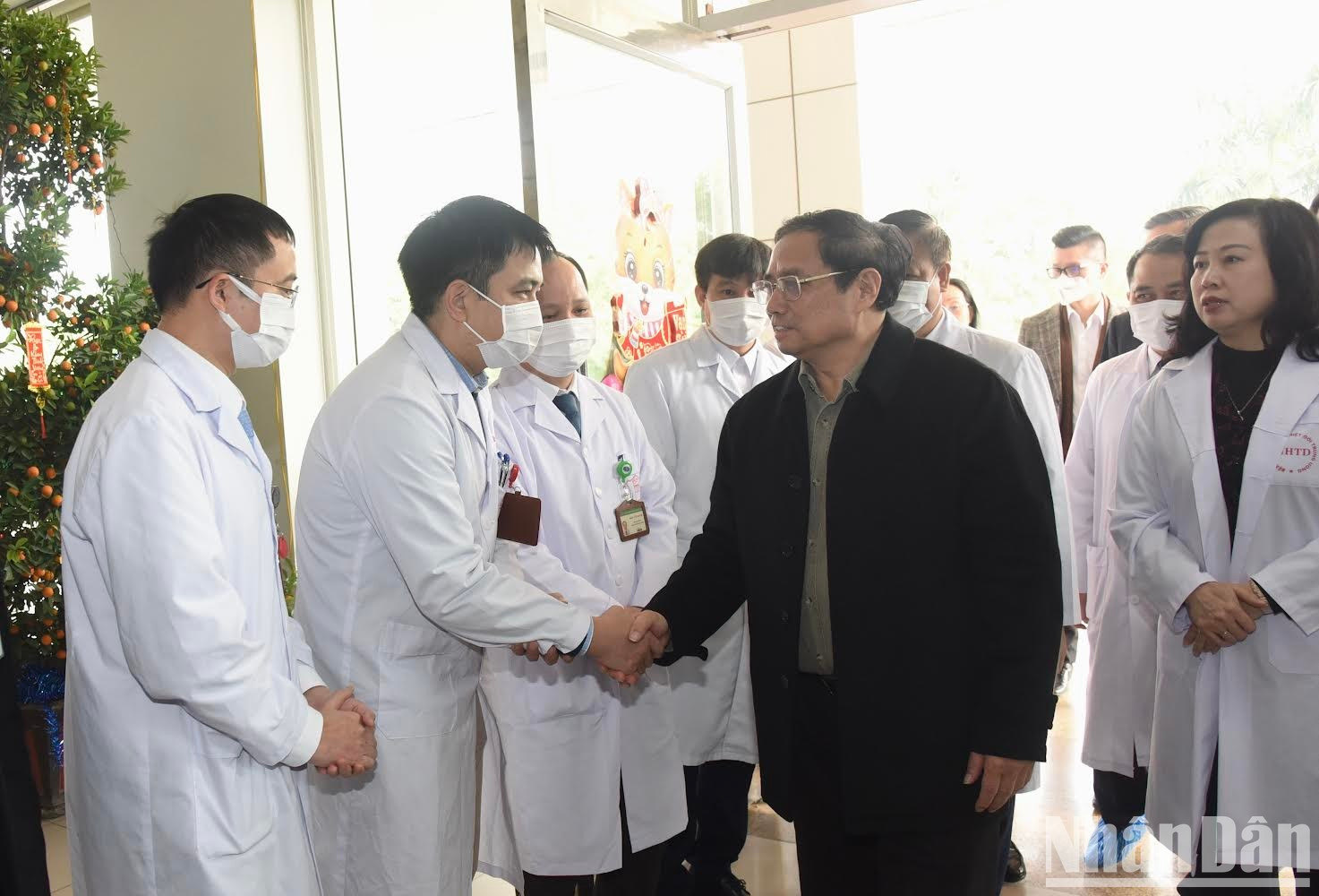El primer ministro Pham Minh Chinh felicita por el Tet a empleados, médicos y pacientes bajo tratamiento en el Hospital Central de Enfermedades Tropicales en Dong Anh, Hanói. El primer ministro Pham Minh Chinh felicita por el Tet a empleados, médicos y pacientes bajo tratamiento en el Hospital Central de Enfermedades Tropicales en Dong Anh, Hanói.