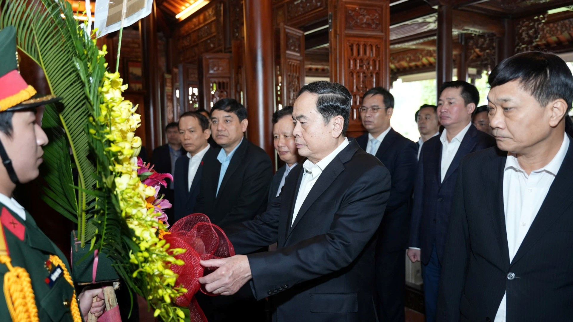 El presidente de la Asamblea Nacional de Vietnam, Tran Thanh Man, rinde homenaje al General Le Duc Anh, expresidente del país.