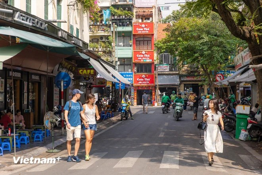 La calle de Ho Hoan Kiem es conocida como la más corta de la ciudad. Tiene una posición particularmente importante, como un pequeño sendero que conecta las calles Le Thai To y Cau Go, llevando a los turistas al lago Hoan Kiem, el corazón de Hanói. La calle de Ho Hoan Kiem es conocida como la más corta de la ciudad. Tiene una posición particularmente importante, como un pequeño sendero que conecta las calles Le Thai To y Cau Go, llevando a los turistas al lago Hoan Kiem, el corazón de Hanói.