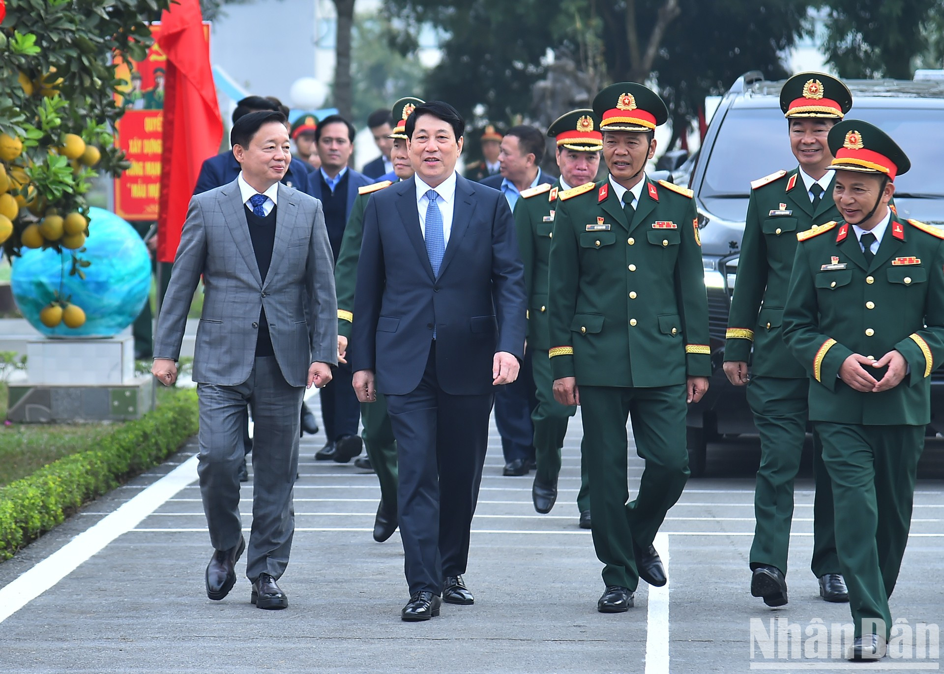 El jefe de Estado visita el campamento del Regimiento 241 del Cuerpo de Ejército 12.