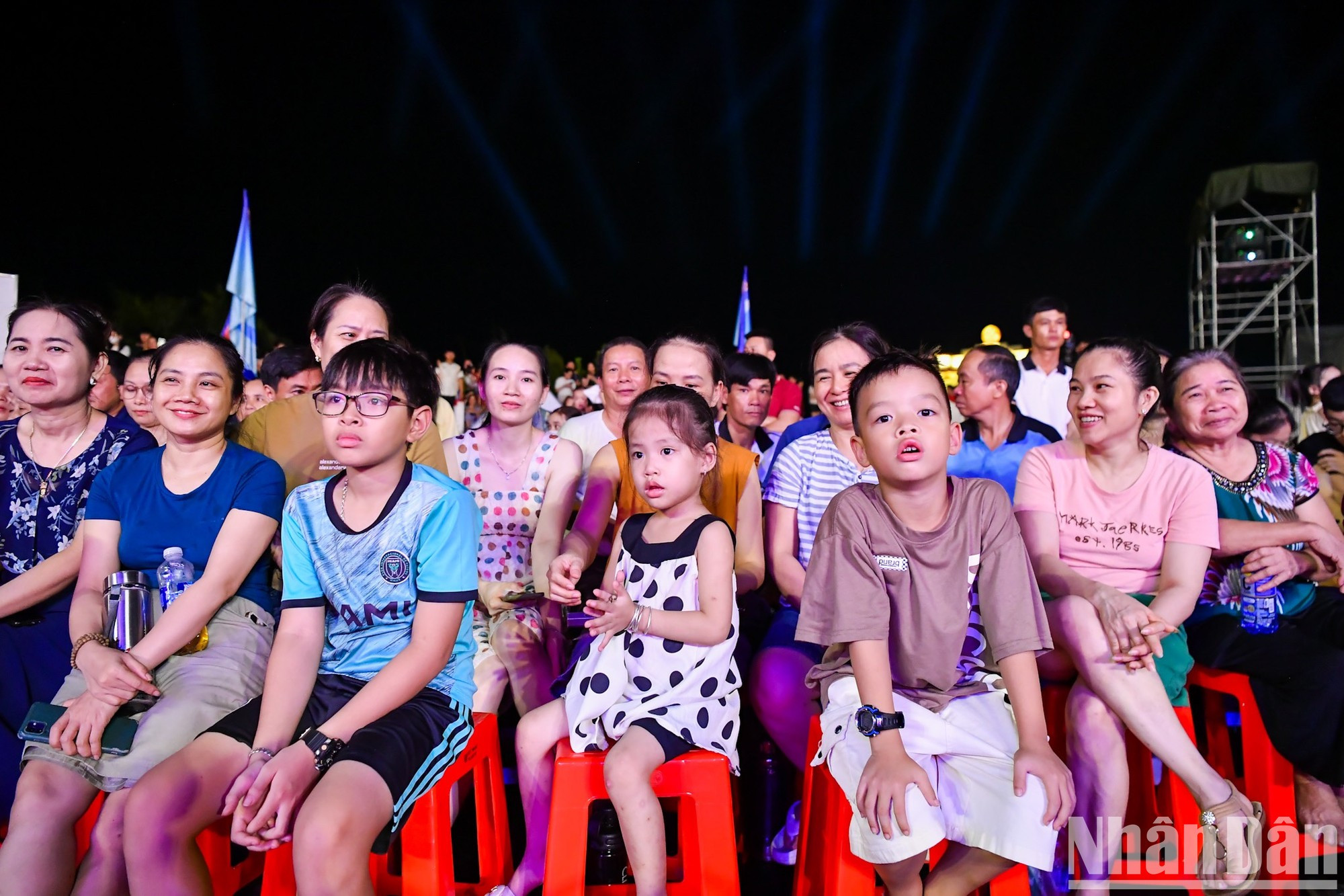 Mucha gente espera desde temprano para ver el ensayo, programado a las 21:00.