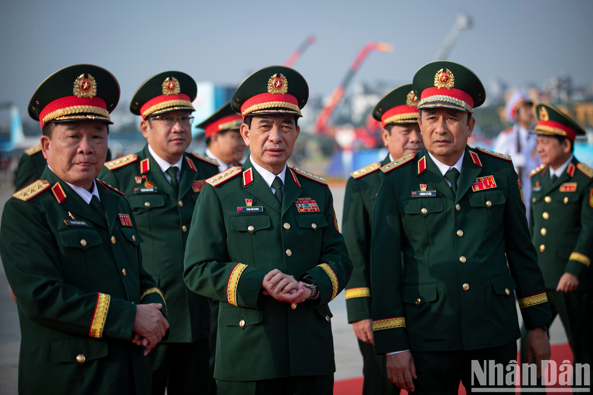 El general Phan Van Giang, miembro del Buró Político del Comité Central del Partido, vicesecretario de la Comisión Militar Central y ministro de Defensa, y altos oficiales militares. El general Phan Van Giang, miembro del Buró Político del Comité Central del Partido, vicesecretario de la Comisión Militar Central y ministro de Defensa, y altos oficiales militares.