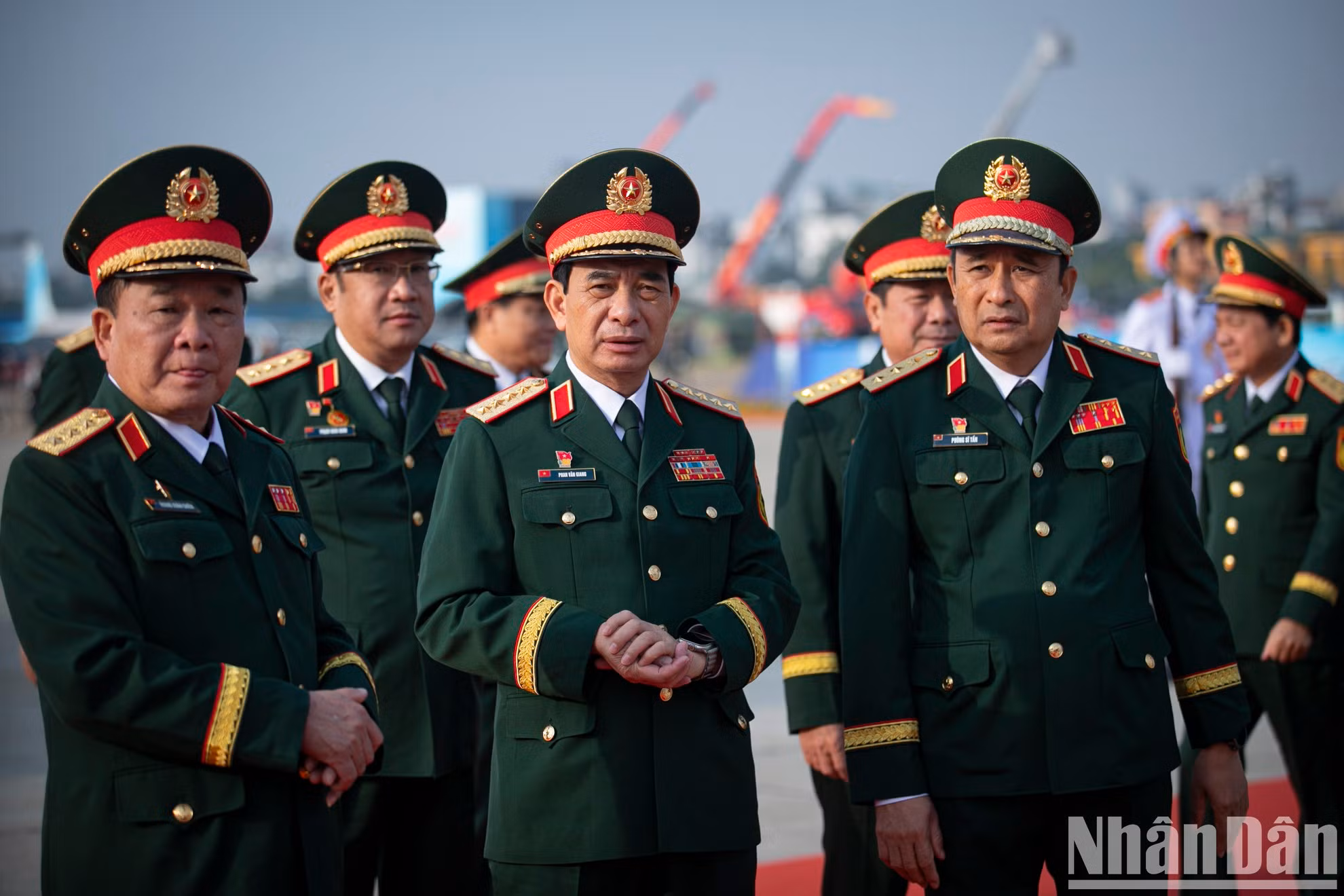 El general Phan Van Giang, miembro del Buró Político del Comité Central del Partido, vicesecretario de la Comisión Militar Central y ministro de Defensa, y altos oficiales militares.