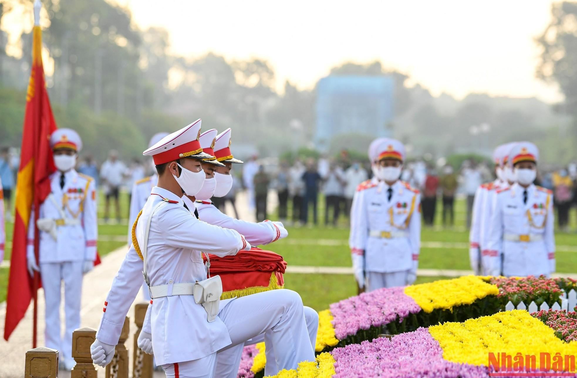 Tres soldados suben al podio para realizar el protocolo. Tres soldados suben al podio para realizar el protocolo.