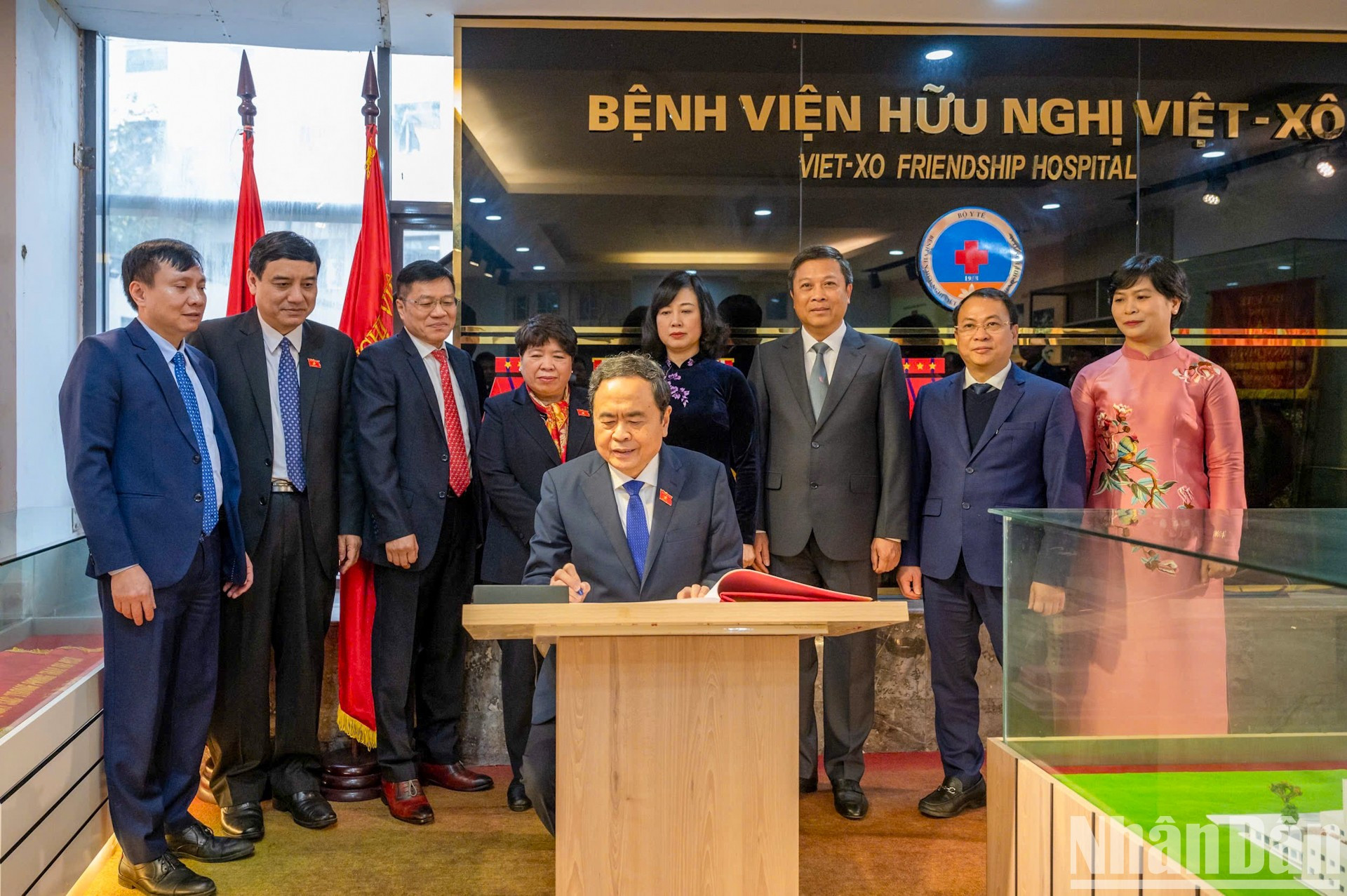 El jefe del Legislativo firma el libro de visitas de la sala.