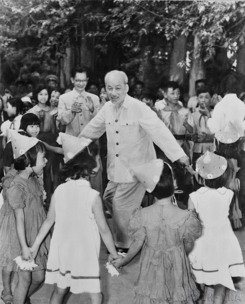 El Tío Ho baila y canta alegremente con niños en el Palacio Presidencial con motivo del Día Internacional del Niño, el 1 de junio de 1960.