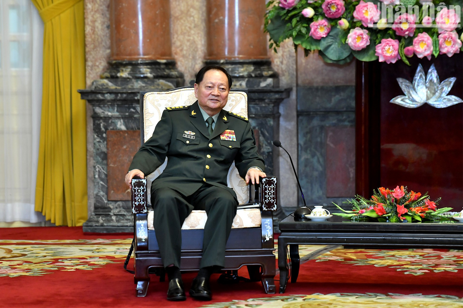 El teniente general Zhang Youxia interviene en la reunión.