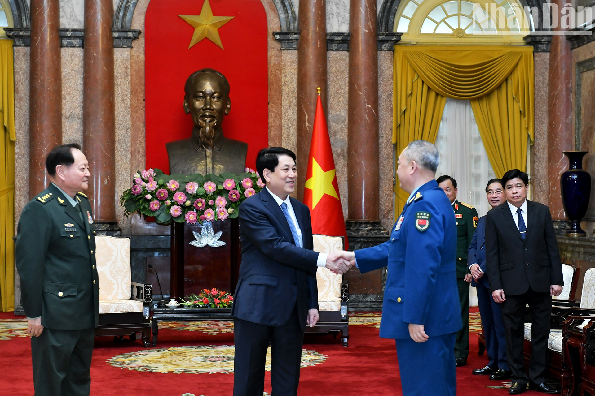El presidente de Vietnam, Luong Cuong, recibe al teniente general Zhang Youxia, miembro del Buró Político del Comité Central del Partido Comunista y vicepresidente de la Comisión Militar Central de China.