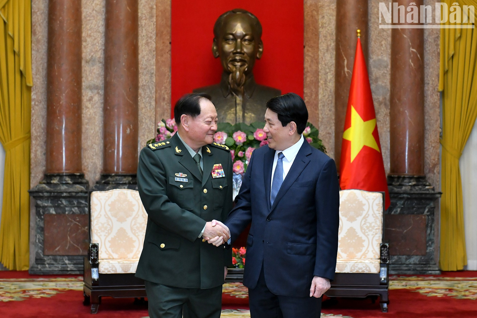 El presidente Luong Cuong y el teniente general Zhang Youxia.