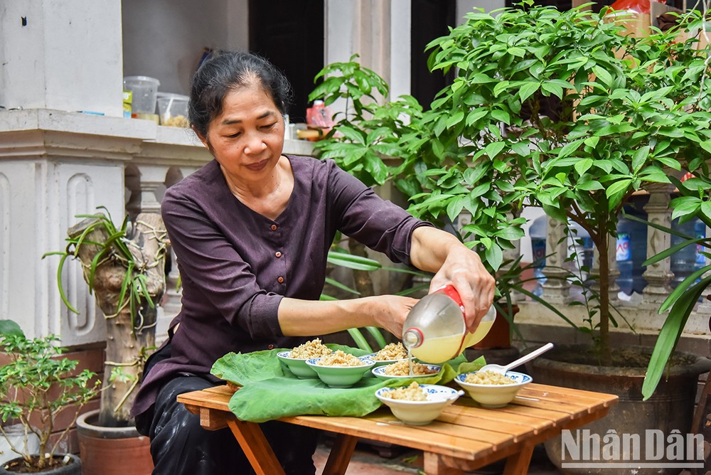 Esta festividad tradicional se celebra el 5 de mayo lunar –coincide este año con hoy 22 de junio– en función de una creencia folclórica de que comer arroz glutinoso fermentado a primeras horas de la mañana eliminará parásitos dañinos en el cuerpo y la acrimonia de este plato incluso coartará los insectos. Esta festividad tradicional se celebra el 5 de mayo lunar –coincide este año con hoy 22 de junio– en función de una creencia folclórica de que comer arroz glutinoso fermentado a primeras horas de la mañana eliminará parásitos dañinos en el cuerpo y la acrimonia de este plato incluso coartará los insectos.