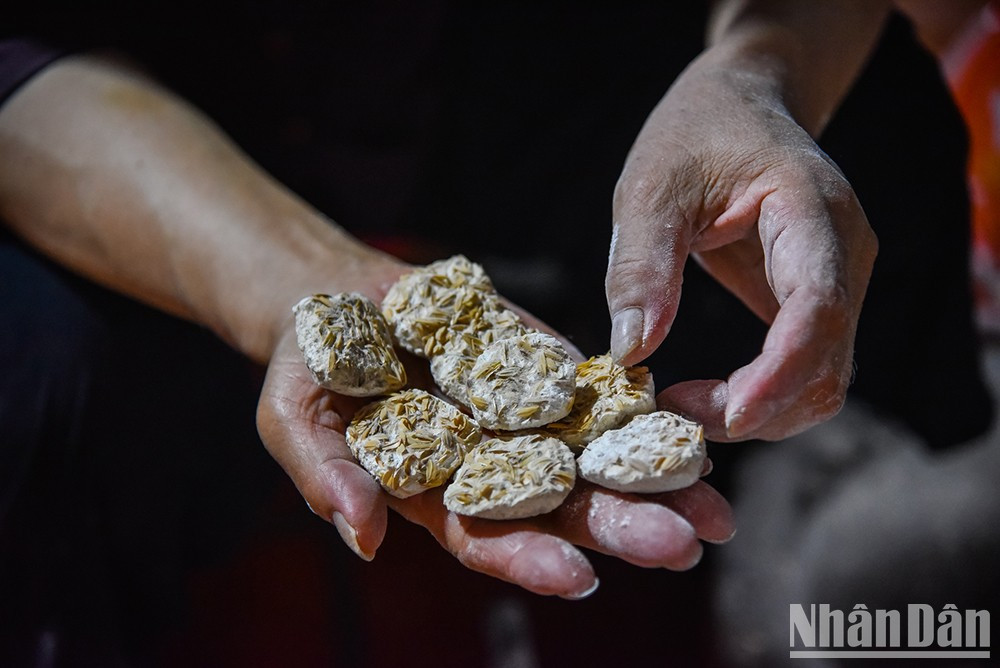 La levadura es hecha a mano con hierbas medicinales. La levadura es hecha a mano con hierbas medicinales.