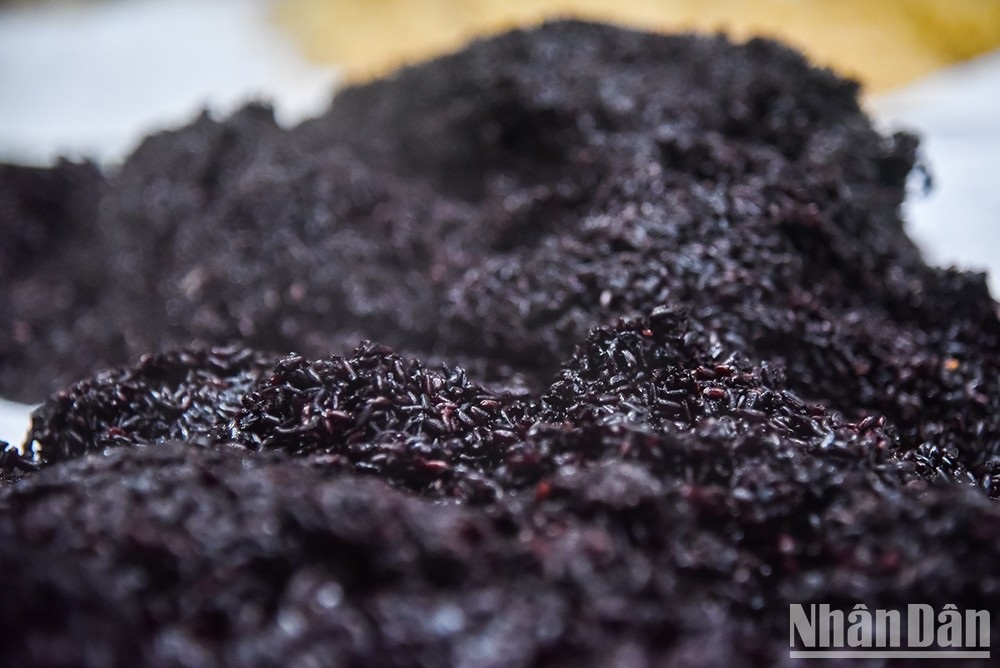 Los aldeanos en Phu Thuong se dedican de generación en generación a la elaboración de arroz glutinoso cocido. Por lo tanto, su “cơm rượu nếp” es especialmente buscado para la fecha. Los aldeanos en Phu Thuong se dedican de generación en generación a la elaboración de arroz glutinoso cocido. Por lo tanto, su “cơm rượu nếp” es especialmente buscado para la fecha.