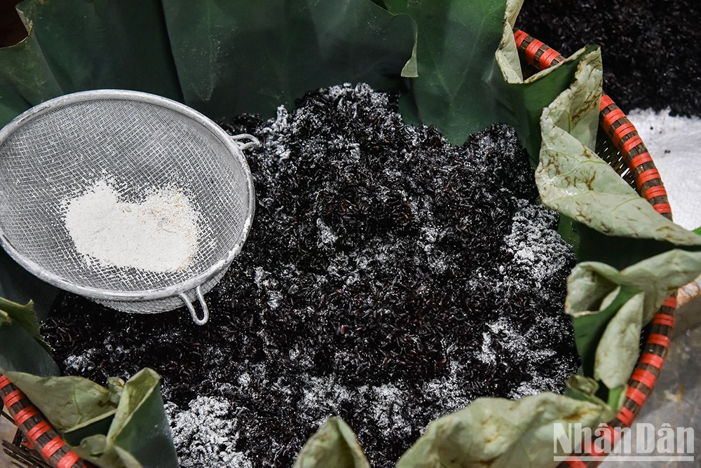 Al decir de Thi Tuyen, el cálculo de tiempo es esencial porque de equivocarse solo en un poquito el arroz acabará con un sabor demasiado punzante. Al decir de Thi Tuyen, el cálculo de tiempo es esencial porque de equivocarse solo en un poquito el arroz acabará con un sabor demasiado punzante.