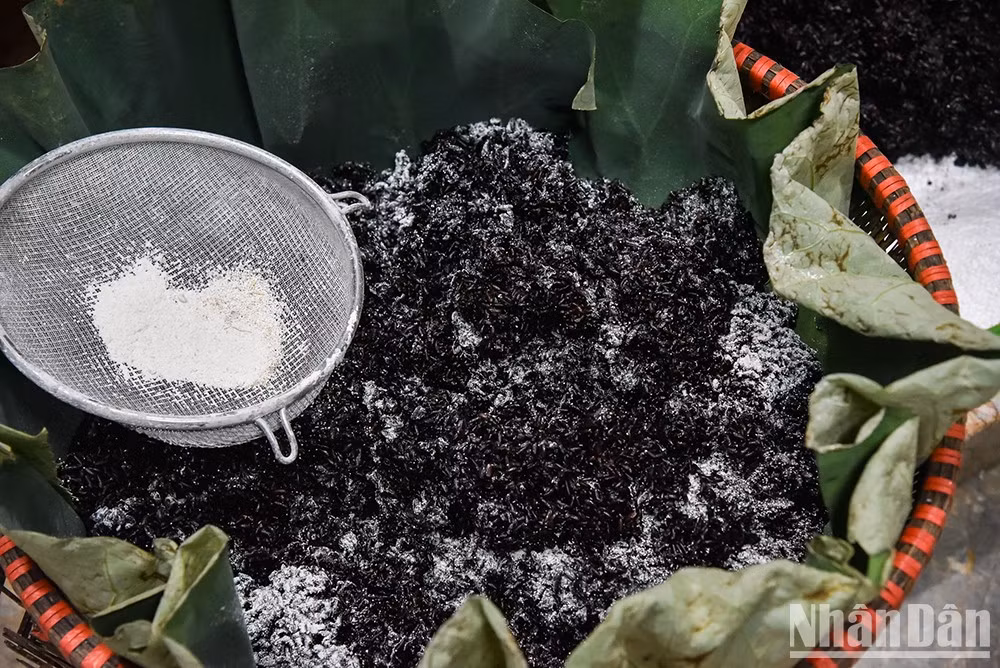 Al decir de Thi Tuyen, el cálculo de tiempo es esencial porque de equivocarse solo en un poquito el arroz acabará con un sabor demasiado punzante. Al decir de Thi Tuyen, el cálculo de tiempo es esencial porque de equivocarse solo en un poquito el arroz acabará con un sabor demasiado punzante.