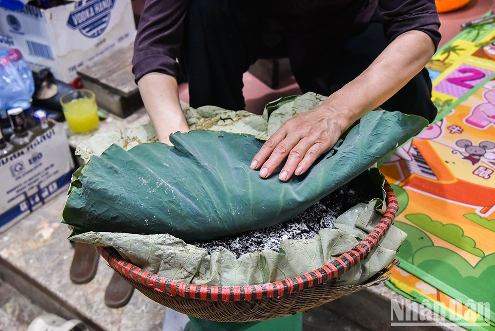 La fermentación se realiza en canastas de bambú y la mezcla de arroz está bien cubierta con hojas de loto. Si hace calor, el proceso tarda solo uno o dos días. La fermentación se realiza en canastas de bambú y la mezcla de arroz está bien cubierta con hojas de loto. Si hace calor, el proceso tarda solo uno o dos días.