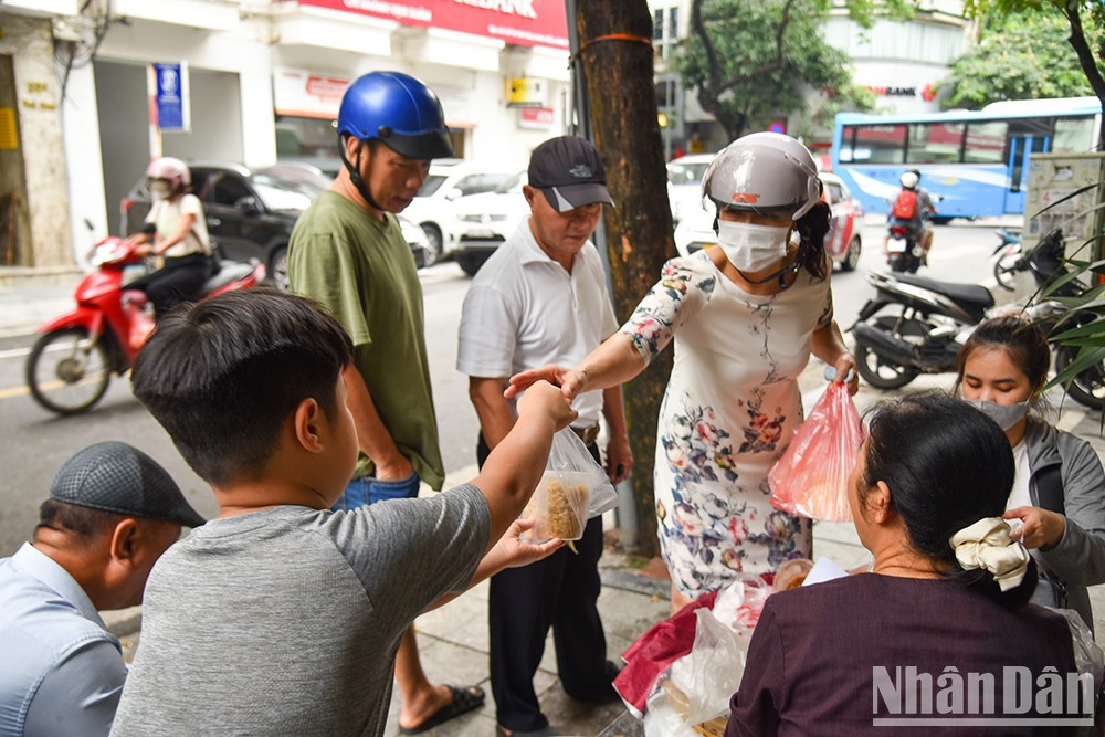 Normalmente a cuatro días de preparación, el arroz glutinoso fermentado de Phu Thuong está listo para la venta. Normalmente a cuatro días de preparación, el arroz glutinoso fermentado de Phu Thuong está listo para la venta.