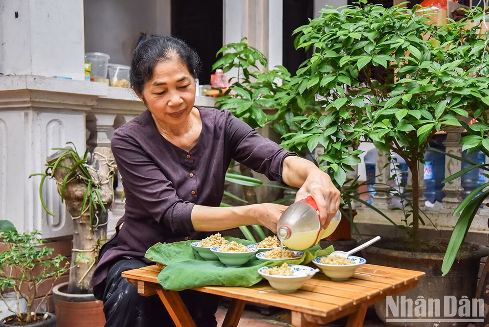 Esta festividad tradicional se celebra el 5 de mayo lunar –coincide este año con hoy 22 de junio– en función de una creencia folclórica de que comer arroz glutinoso fermentado a primeras horas de la mañana eliminará parásitos dañinos en el cuerpo y la acrimonia de este plato incluso coartará los insectos. Esta festividad tradicional se celebra el 5 de mayo lunar –coincide este año con hoy 22 de junio– en función de una creencia folclórica de que comer arroz glutinoso fermentado a primeras horas de la mañana eliminará parásitos dañinos en el cuerpo y la acrimonia de este plato incluso coartará los insectos.
