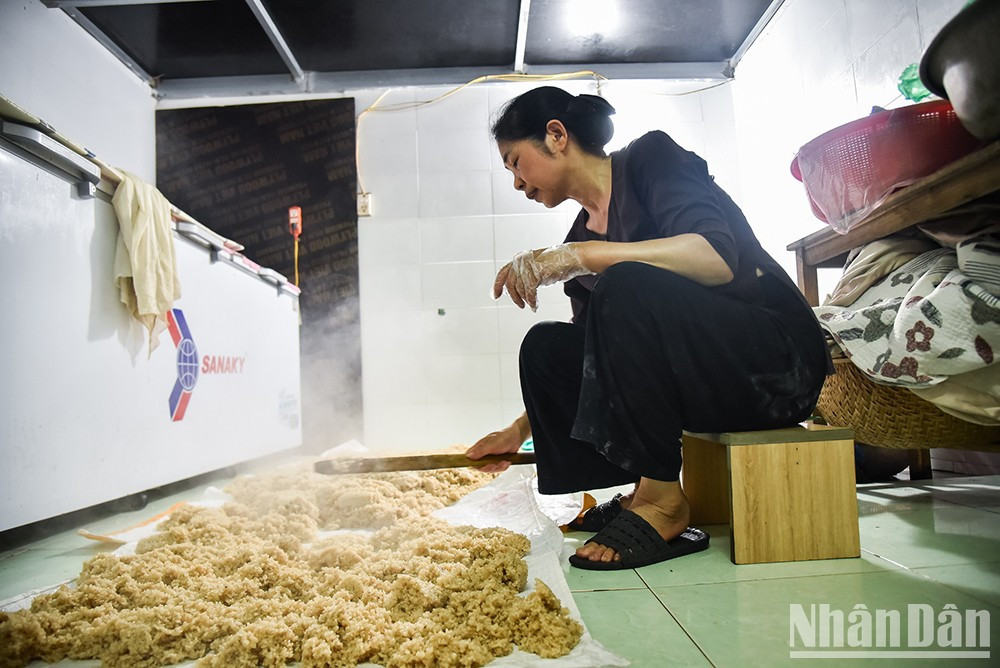 Después de cocido, el arroz se unta en capas finas y se deja enfriar antes de añadir la levadura, bien molida y tamizada. Después de cocido, el arroz se unta en capas finas y se deja enfriar antes de añadir la levadura, bien molida y tamizada.