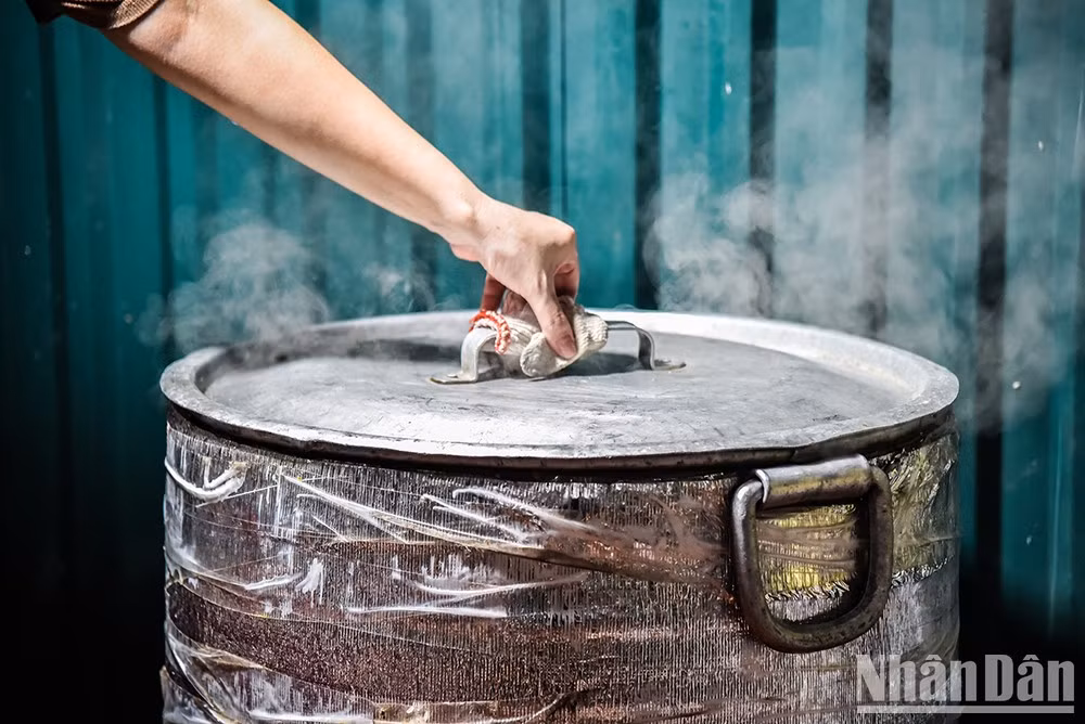 La cocción de este plato es más difícil que el arroz glutinoso normal, pues decide la textura y la fragancia del producto final. La cocción de este plato es más difícil que el arroz glutinoso normal, pues decide la textura y la fragancia del producto final.