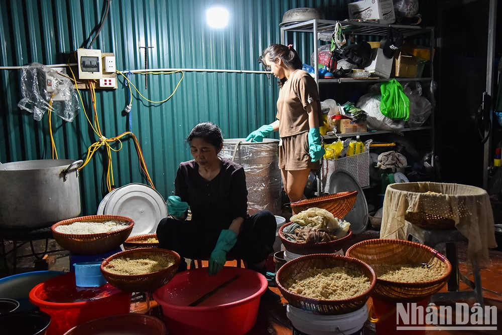 Según Nguyen Thi Tuyen, quien lleva 45 años en la ocupación, para conseguir un “cơm rượu nếp” sabroso hacen falta tiempo y varias fases. Según Nguyen Thi Tuyen, quien lleva 45 años en la ocupación, para conseguir un “cơm rượu nếp” sabroso hacen falta tiempo y varias fases.