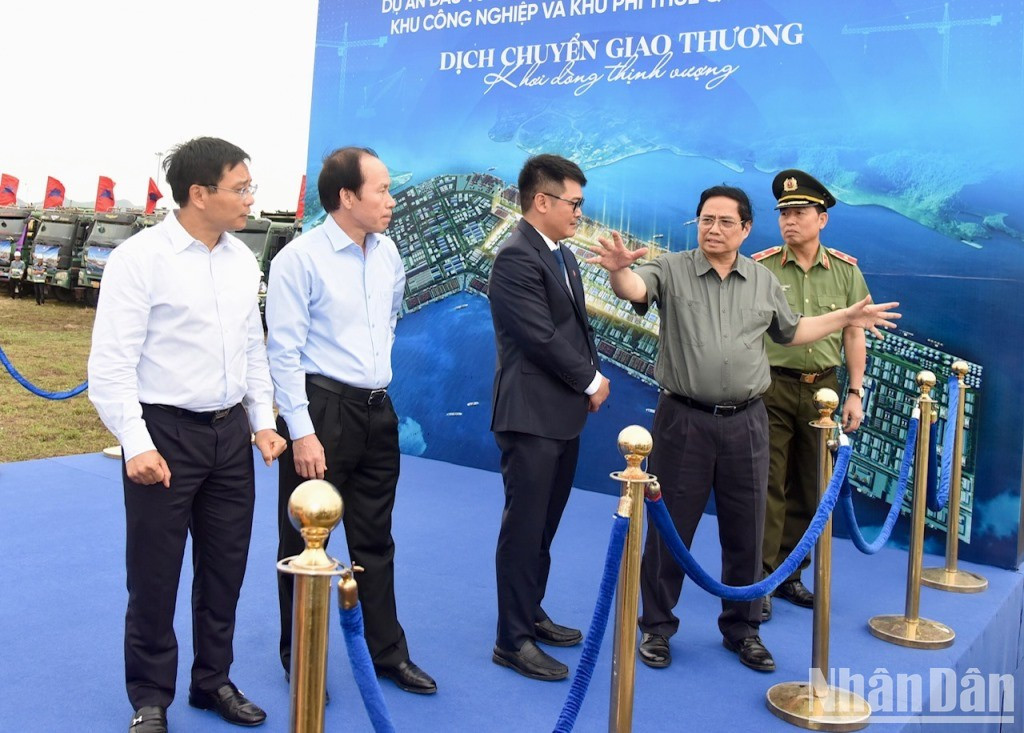 El dirigente ofrece instrucciones sobre el proyecto.