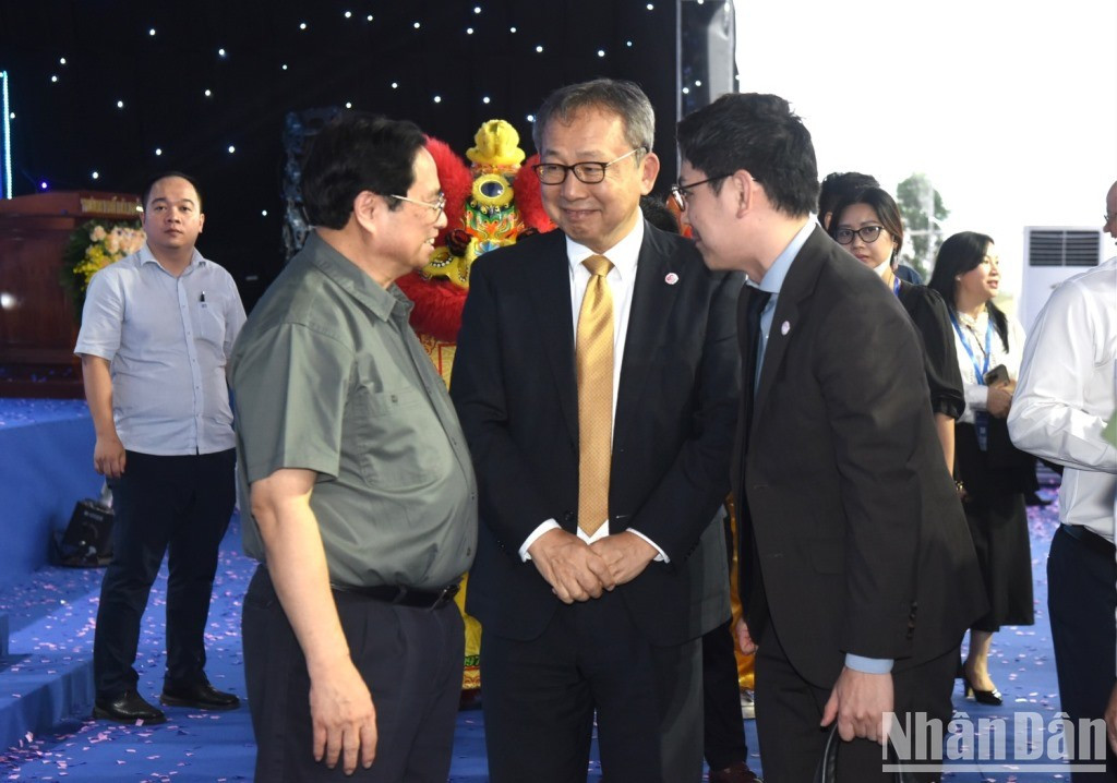 Minh Chinh habla con otros participantes.