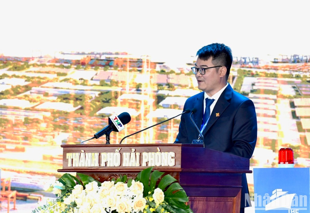 Un representante del colectivo de inversores interviene en el evento.