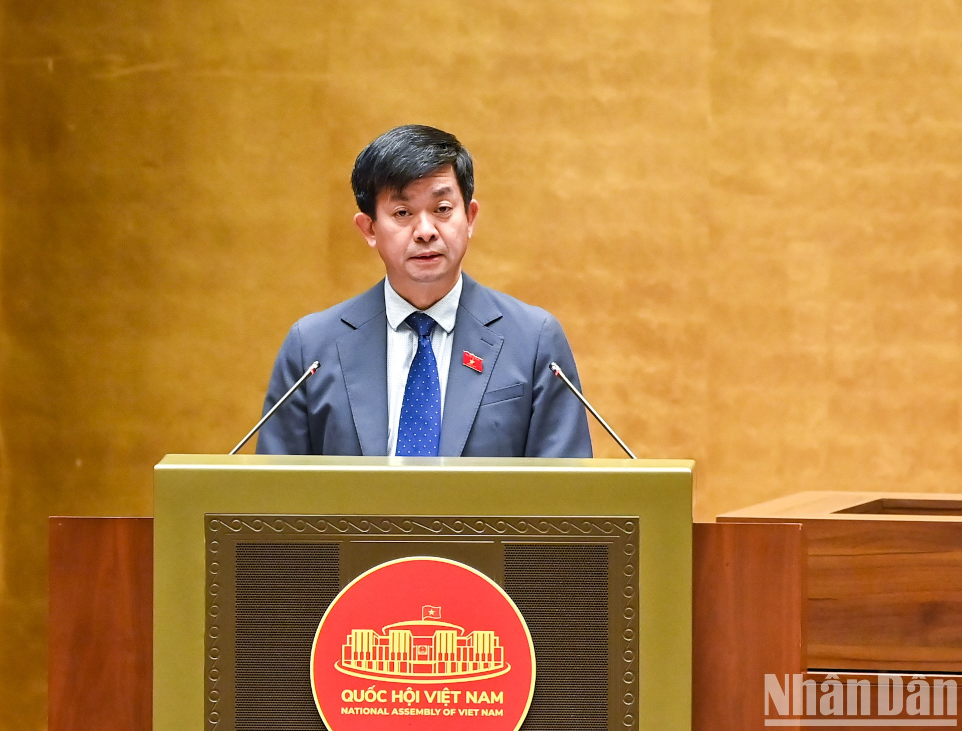 El secretario general de la Asamblea Nacional y jefe de la Oficina Parlamentaria, Le Quang Tung, anuncia una Resolución de la ANV.