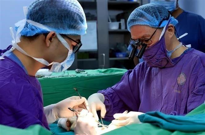 El profesor, científico y Médico del Pueblo (título honorífico entregado por el Estado) Nguyen The Hoang, subdirector del Hospital Militar Central 108 (derecha), realiza el primer trasplante de mano a partir de un donante vivo, utilizando la parte restante de un brazo amputado, en 2020. El caso es el primero con estas especificaciones en la historia médica mundial. El profesor, científico y Médico del Pueblo (título honorífico entregado por el Estado) Nguyen The Hoang, subdirector del Hospital Militar Central 108 (derecha), realiza el primer trasplante de mano a partir de un donante vivo, utilizando la parte restante de un brazo amputado, en 2020. El caso es el primero con estas especificaciones en la historia médica mundial.