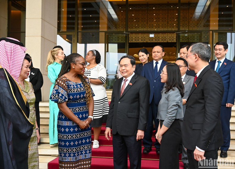 Thanh Man y los delegados.