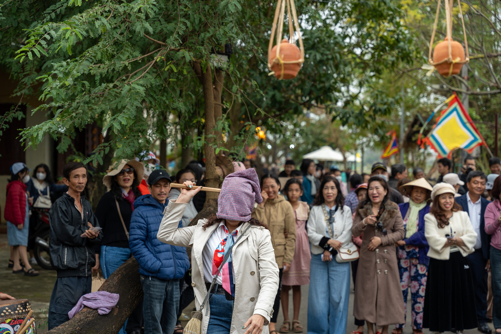 Turistas y lugareños entusiasmados por participar en juegos folclóricos.