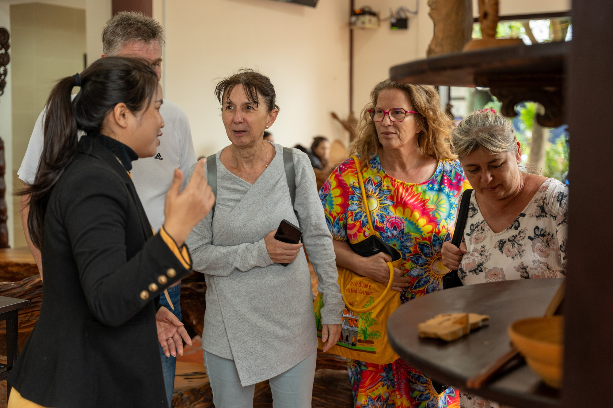 Durante el festival, los visitantes pueden participar gratis en el taller de carpintería y dar un paseo en bote por el río local.