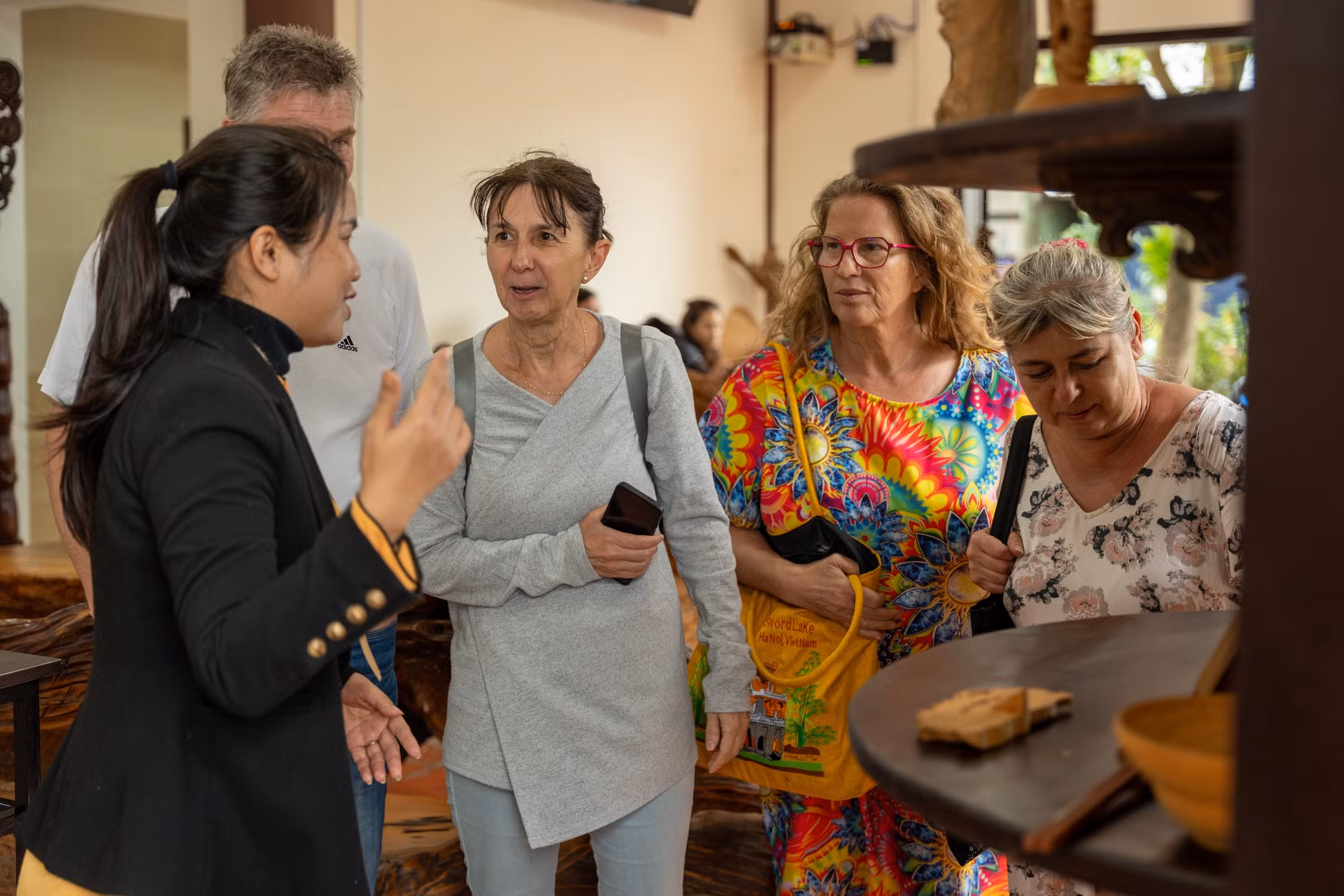 Durante el festival, los visitantes pueden participar gratis en el taller de carpintería y dar un paseo en bote por el río local.