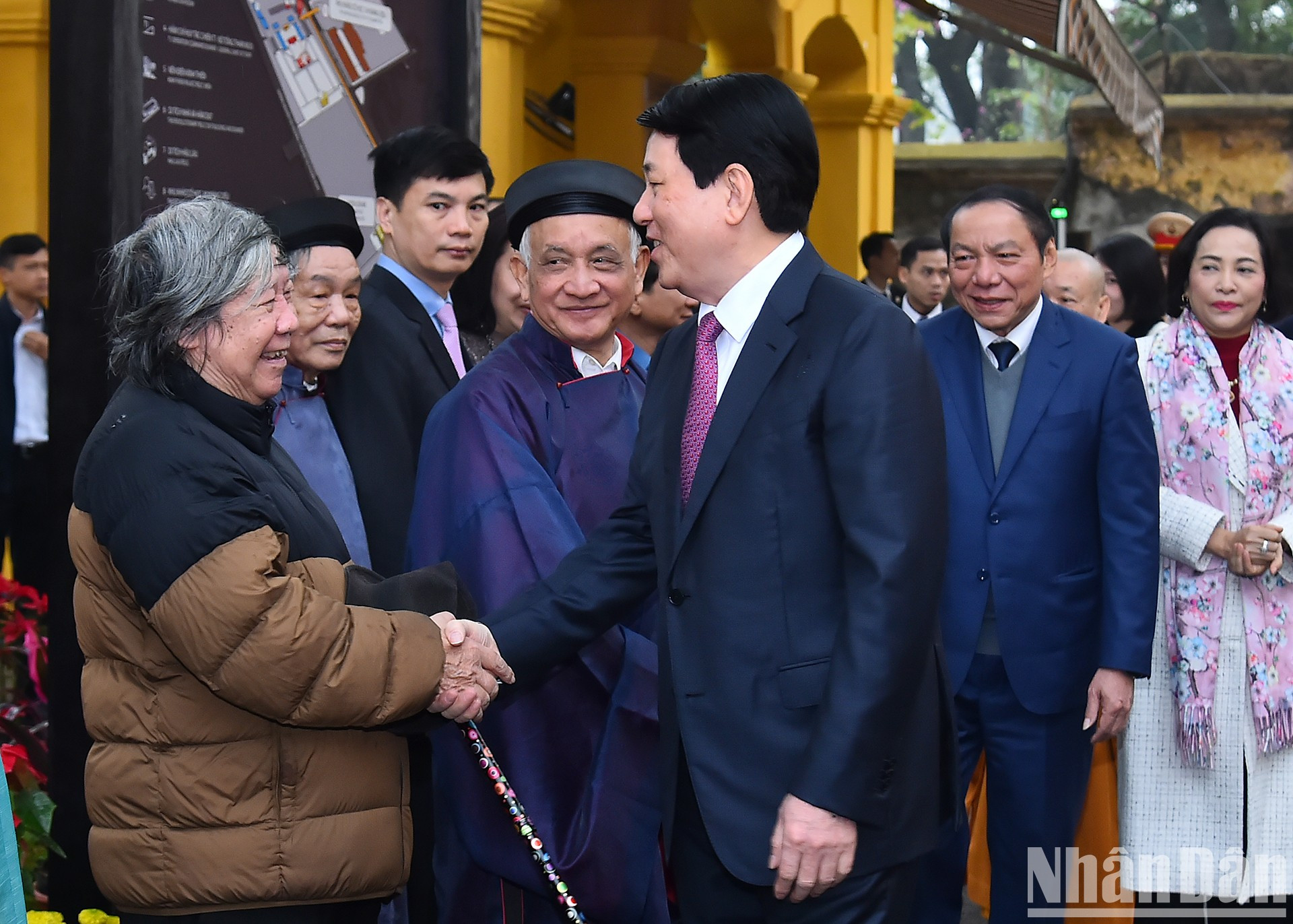 El presidente Luong Cuong y delegados a la ceremonia. El presidente Luong Cuong y delegados a la ceremonia.