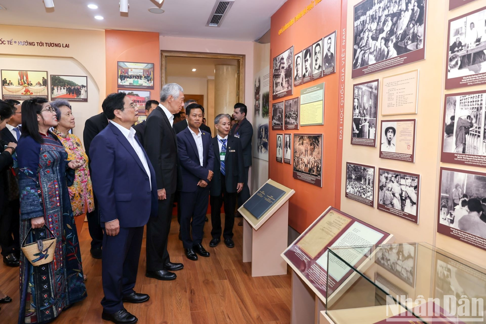 Minh Chinh y su par singapurense recorren la sala memorial de la institución. Minh Chinh y su par singapurense recorren la sala memorial de la institución.