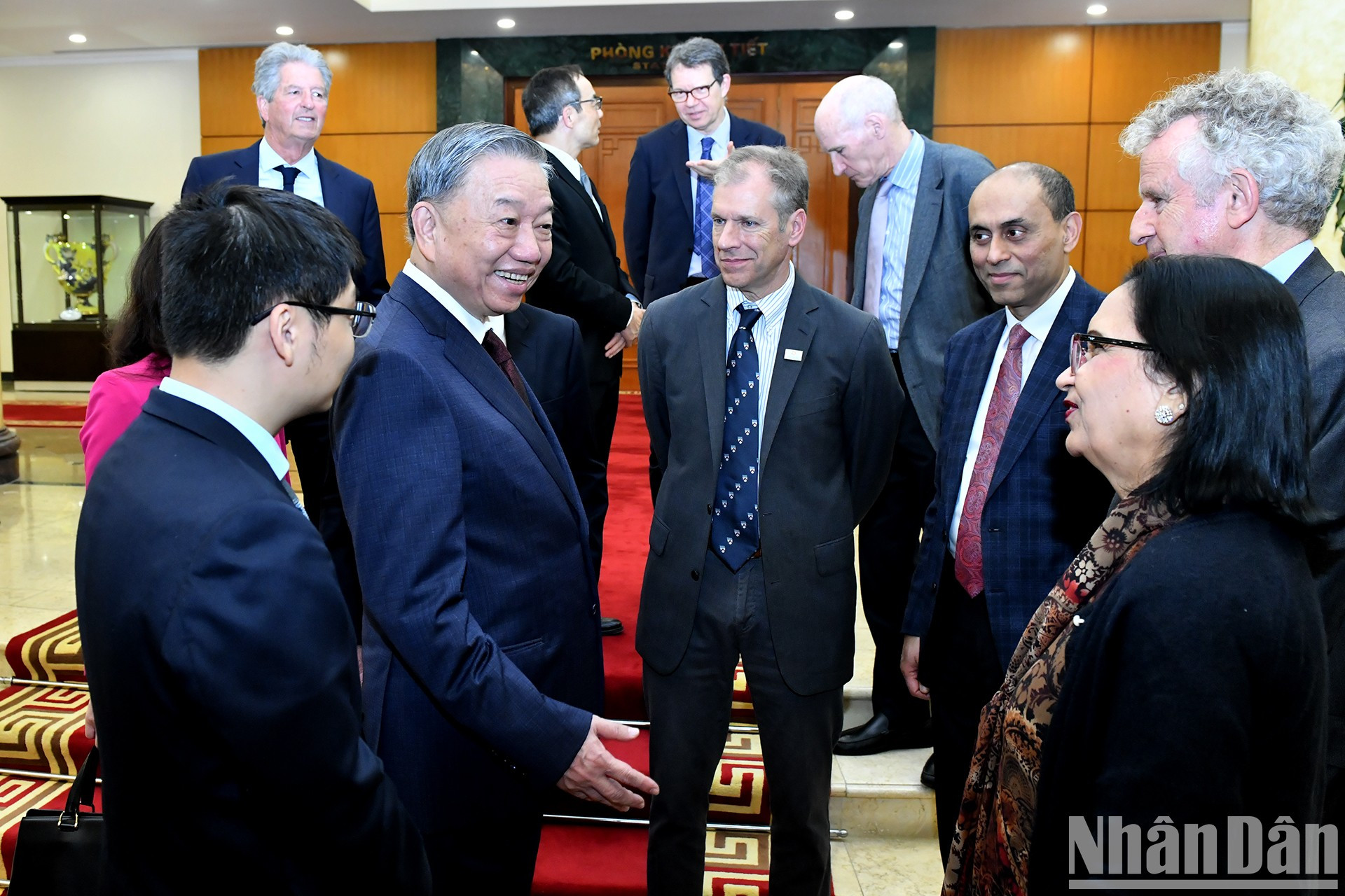 El máximo dirigente político de Vietnam y los delegados. El máximo dirigente político de Vietnam y los delegados.