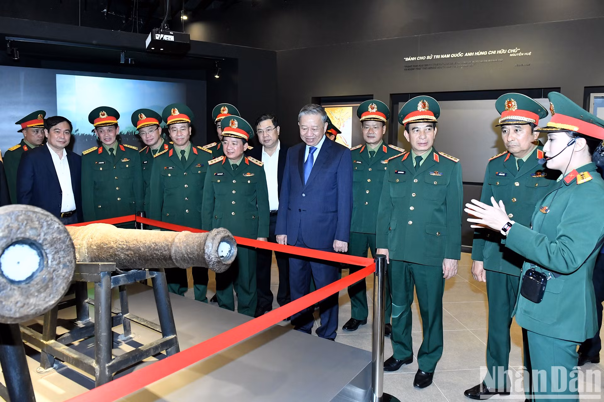 El secretario general To Lam visita el área de exposición interior.