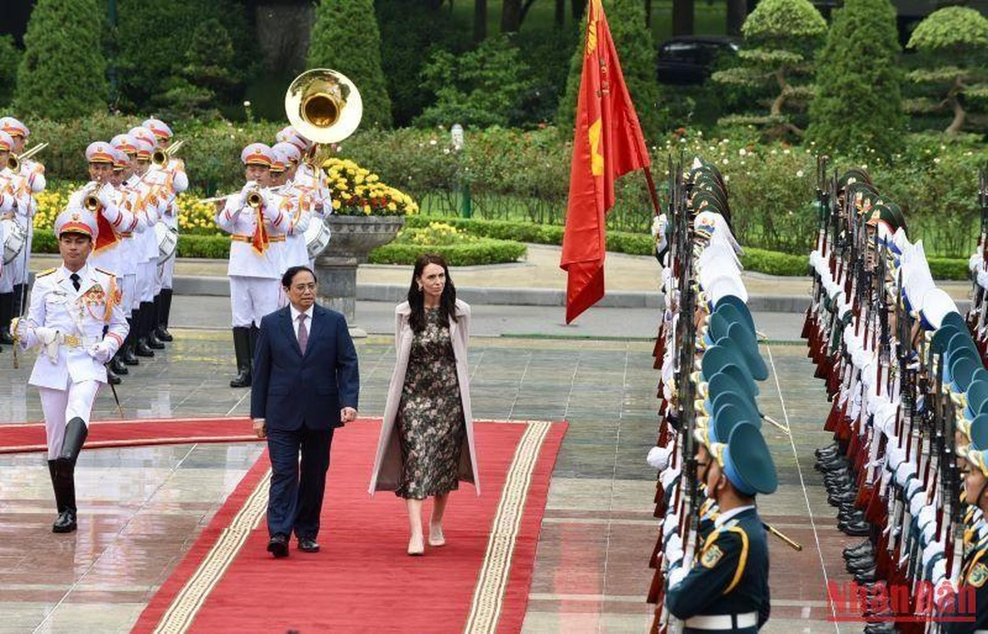 Los dos dirigentes pasan revista a la guardia de honor del Ejército Popular de Vietnam. Los dos dirigentes pasan revista a la guardia de honor del Ejército Popular de Vietnam.