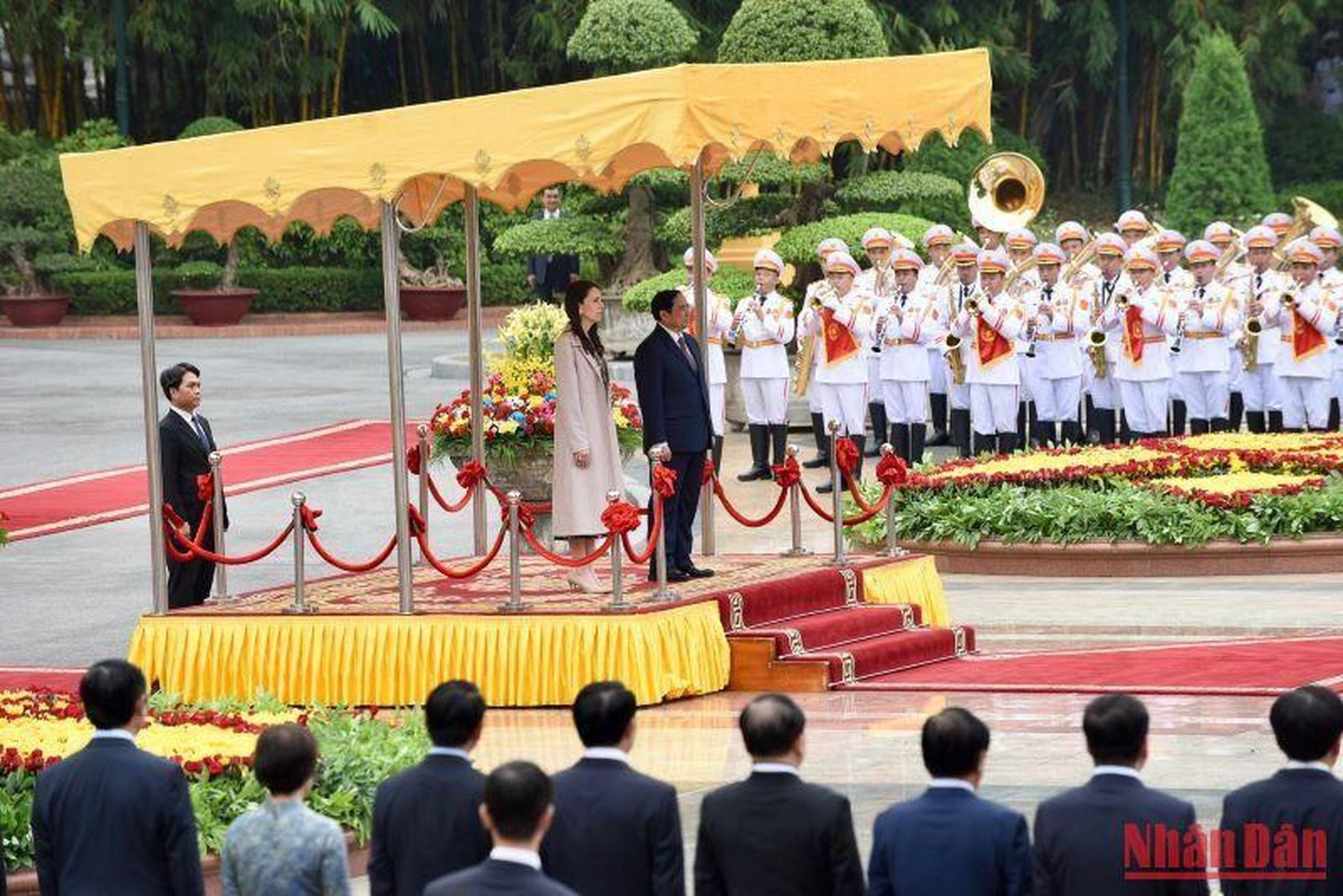 En el acto de saludo a la bandera nacional. En el acto de saludo a la bandera nacional.