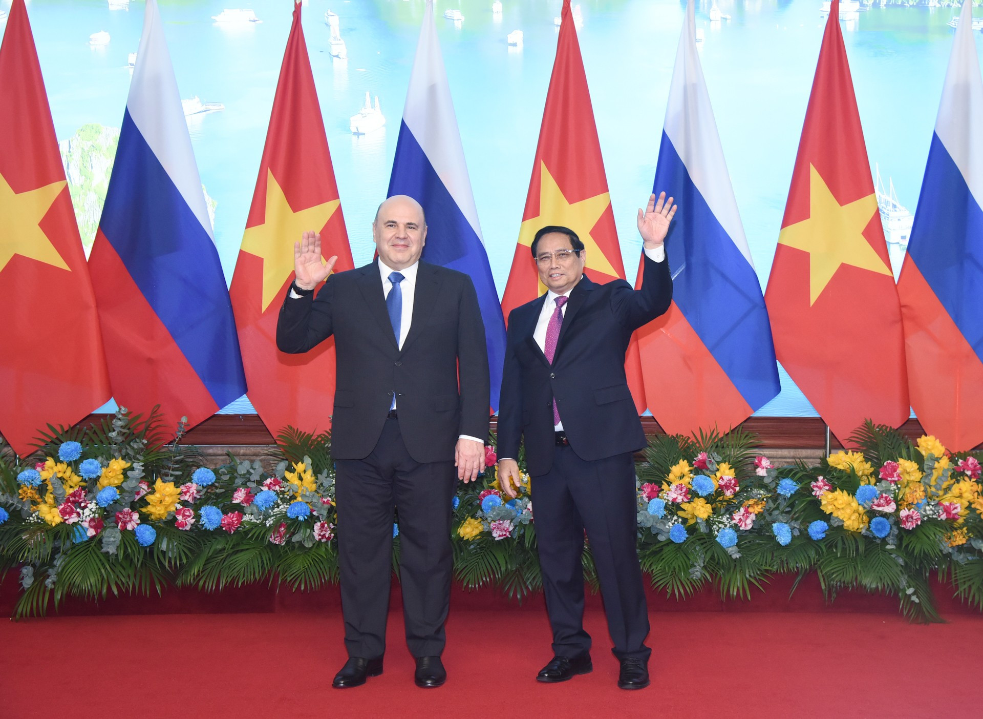 Los dos dirigentes saludan a la prensa.