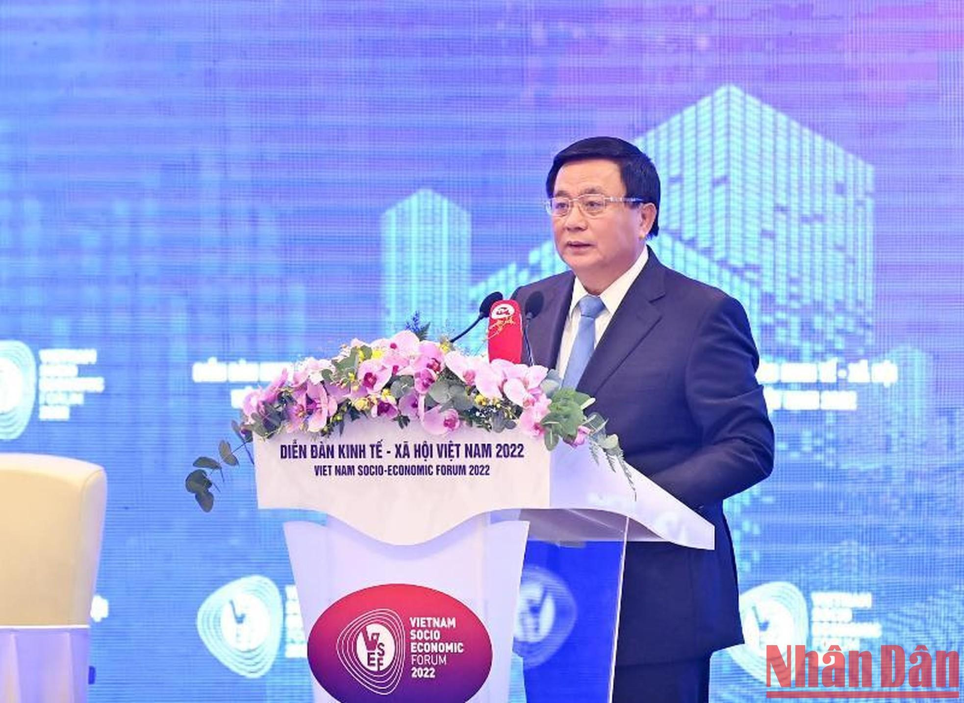 El director de la Academia Nacional de Política de Ho Chi Minh y presidente del Consejo Teórico Central, Nguyen Xuan Thang, sugiere algunos contenidos por debatir en el foro. El director de la Academia Nacional de Política de Ho Chi Minh y presidente del Consejo Teórico Central, Nguyen Xuan Thang, sugiere algunos contenidos por debatir en el foro.